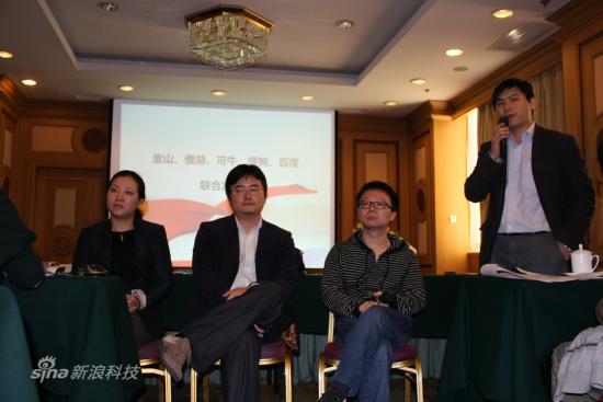 從左到右依次為金山安全CEO王欣、可牛CEO傅盛、傲游創始人陳明杰、百度客戶端業務部副總監吳濤