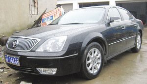 事發時,老板駕駛的轎車。