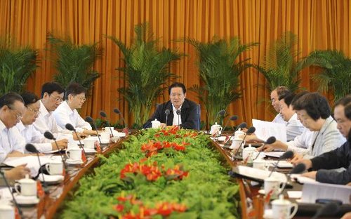 5月20日,周永康在中央政法委全體會議暨司法體制改革專題匯報會上強調,不斷完善刑事司法制度不斷提高執(zhí)法辦案水平,確保每一起案件都經得起法律和歷史的檢驗。